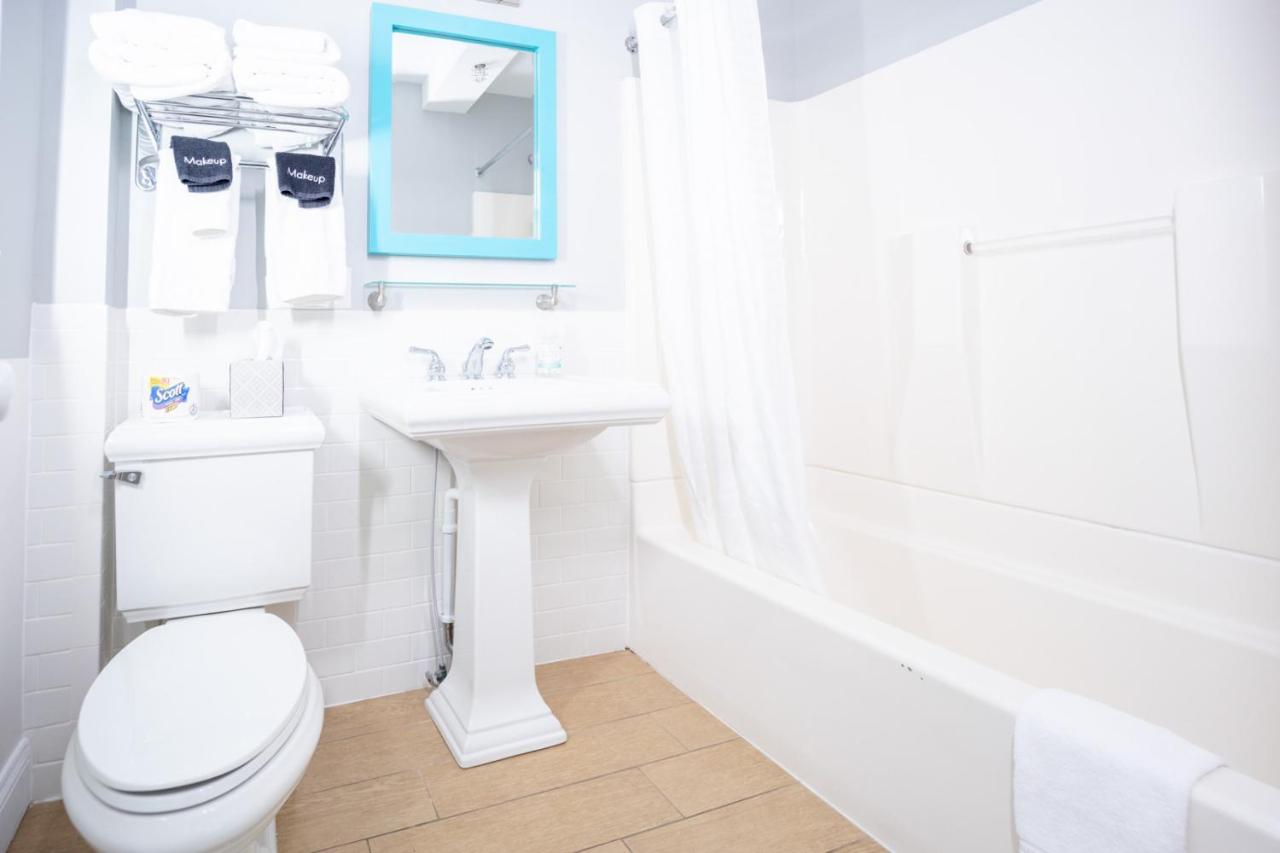Queen Room - Pet Friendly at Canalside Inn