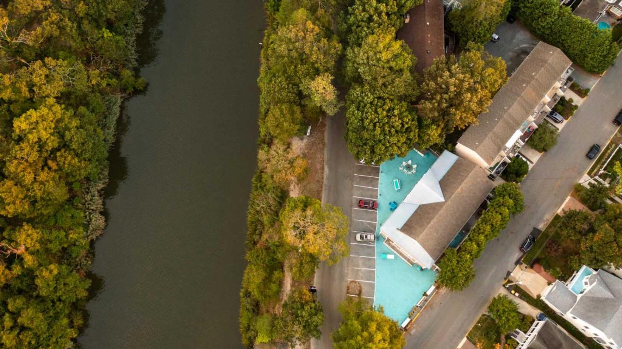 | Canalside Inn