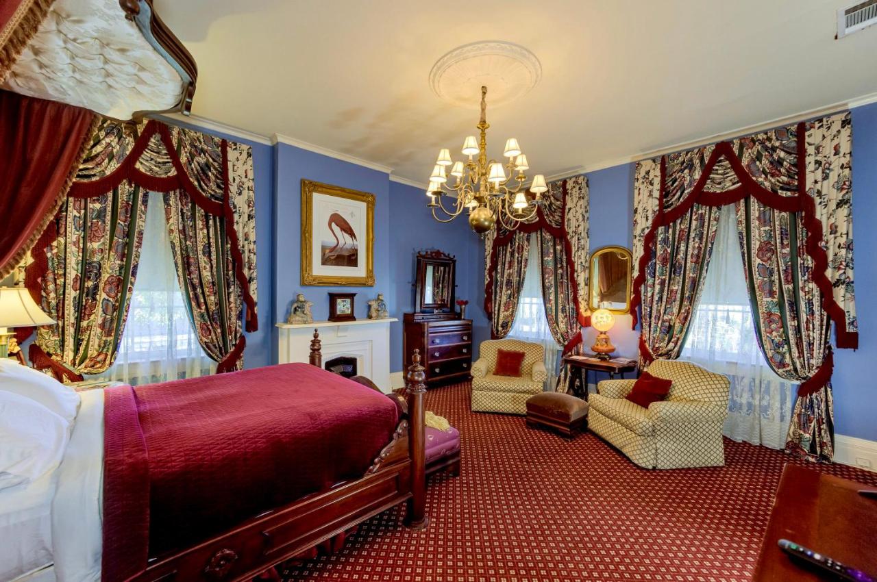 Deluxe Queen Suite at Anchuca Historic Mansion & Inn