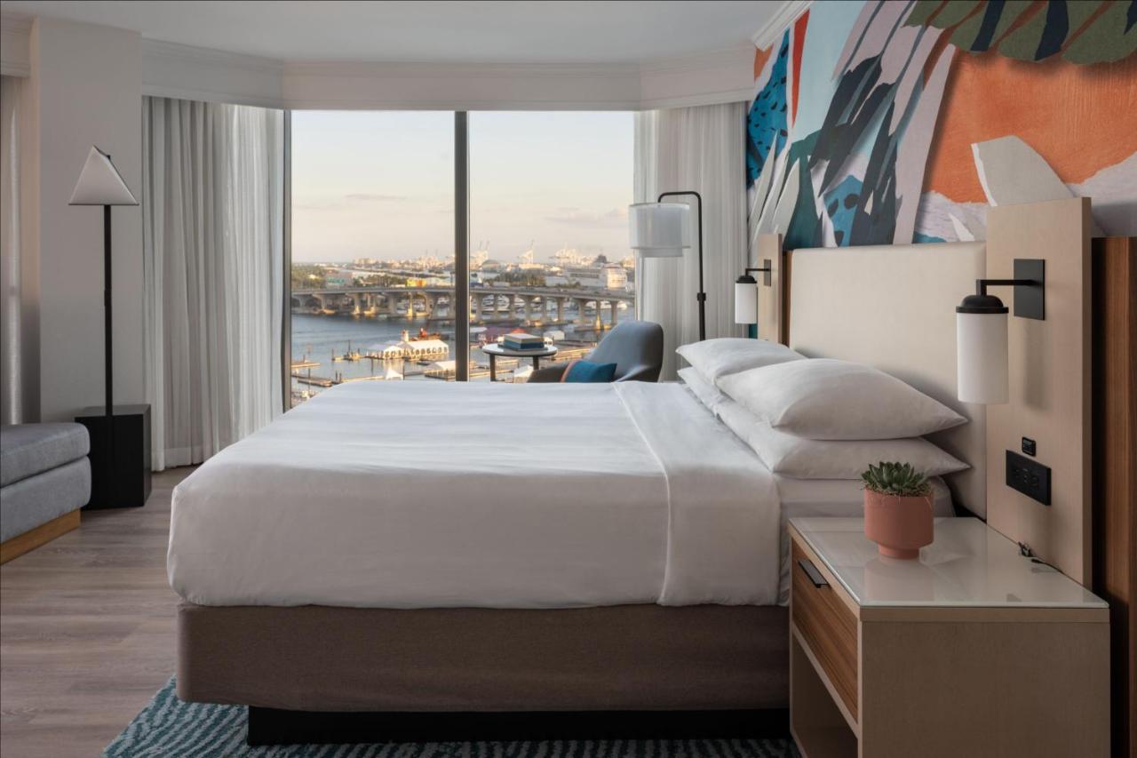 Concierge lounge access, 1 Bedroom Junior Suite, 1 King at Miami Marriott Biscayne Bay