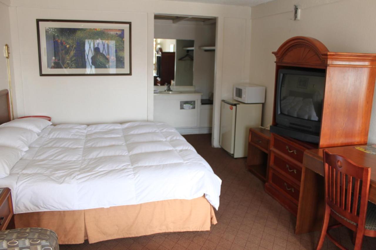 King Suite - Non-Smoking at Exceed Inn
