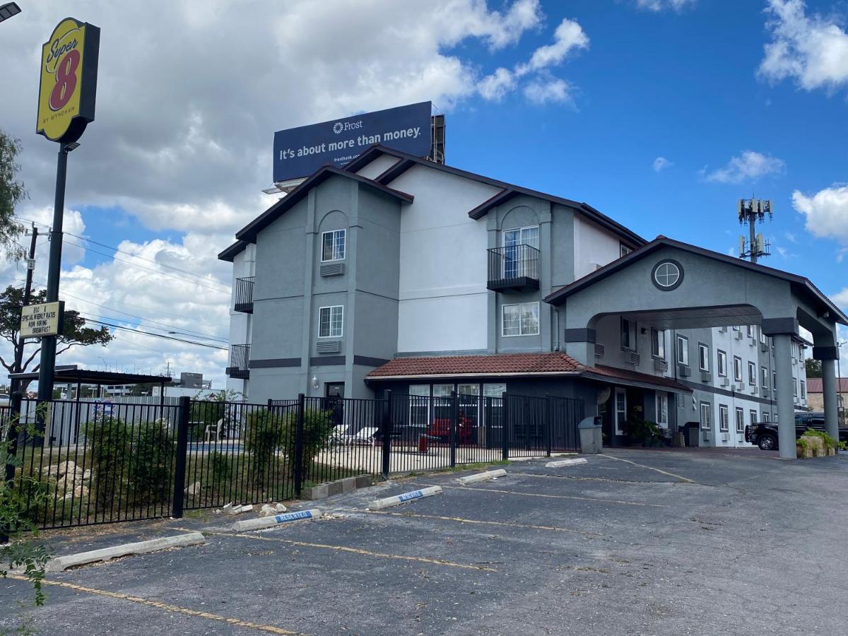 | Super 8 by Wyndham San Antonio/Fiesta