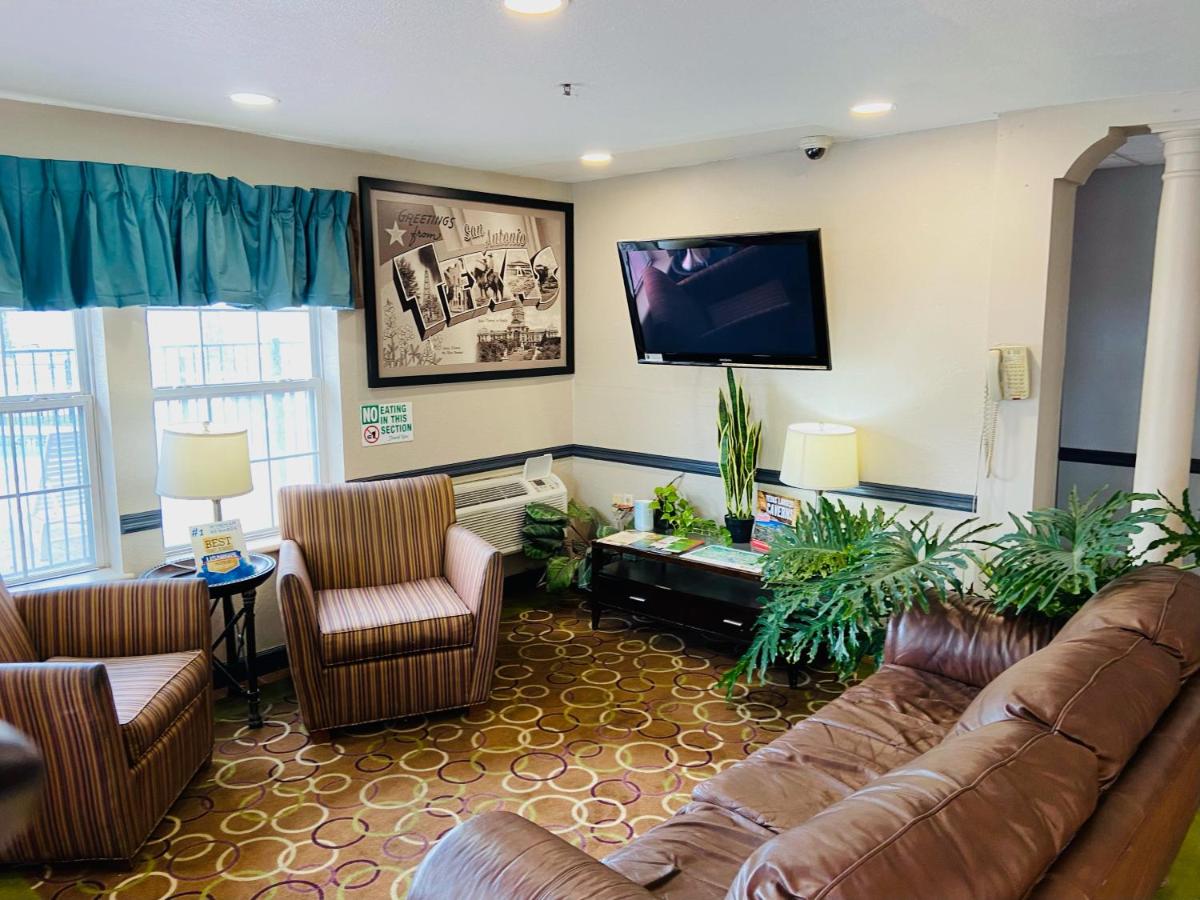 | Super 8 by Wyndham San Antonio/Fiesta