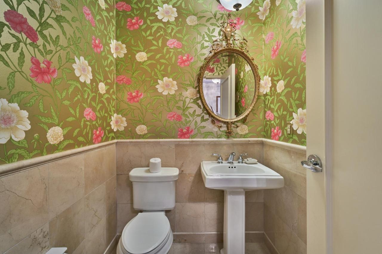 Superior Suite at O.Henry Hotel