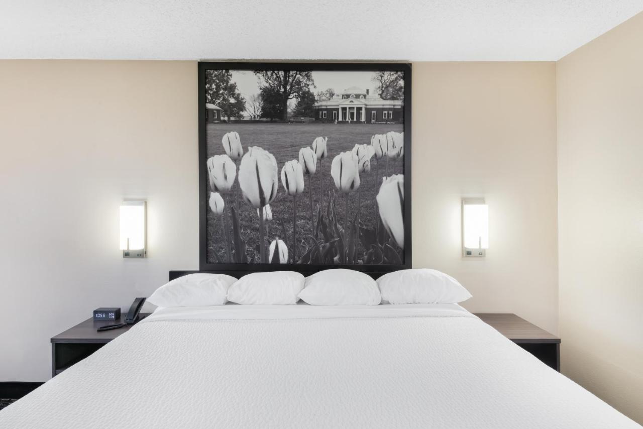 | Super 8 by Wyndham Charlottesville