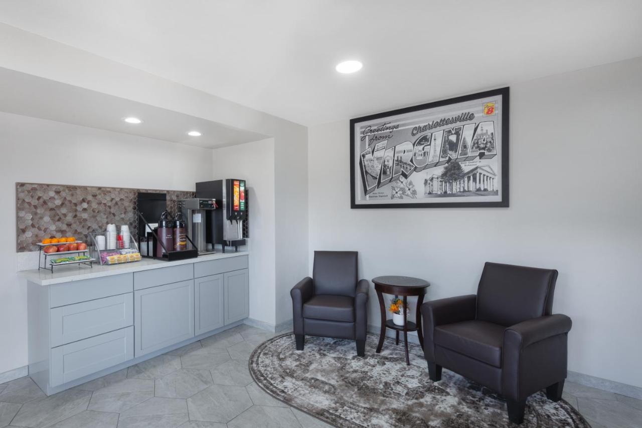 | Super 8 by Wyndham Charlottesville