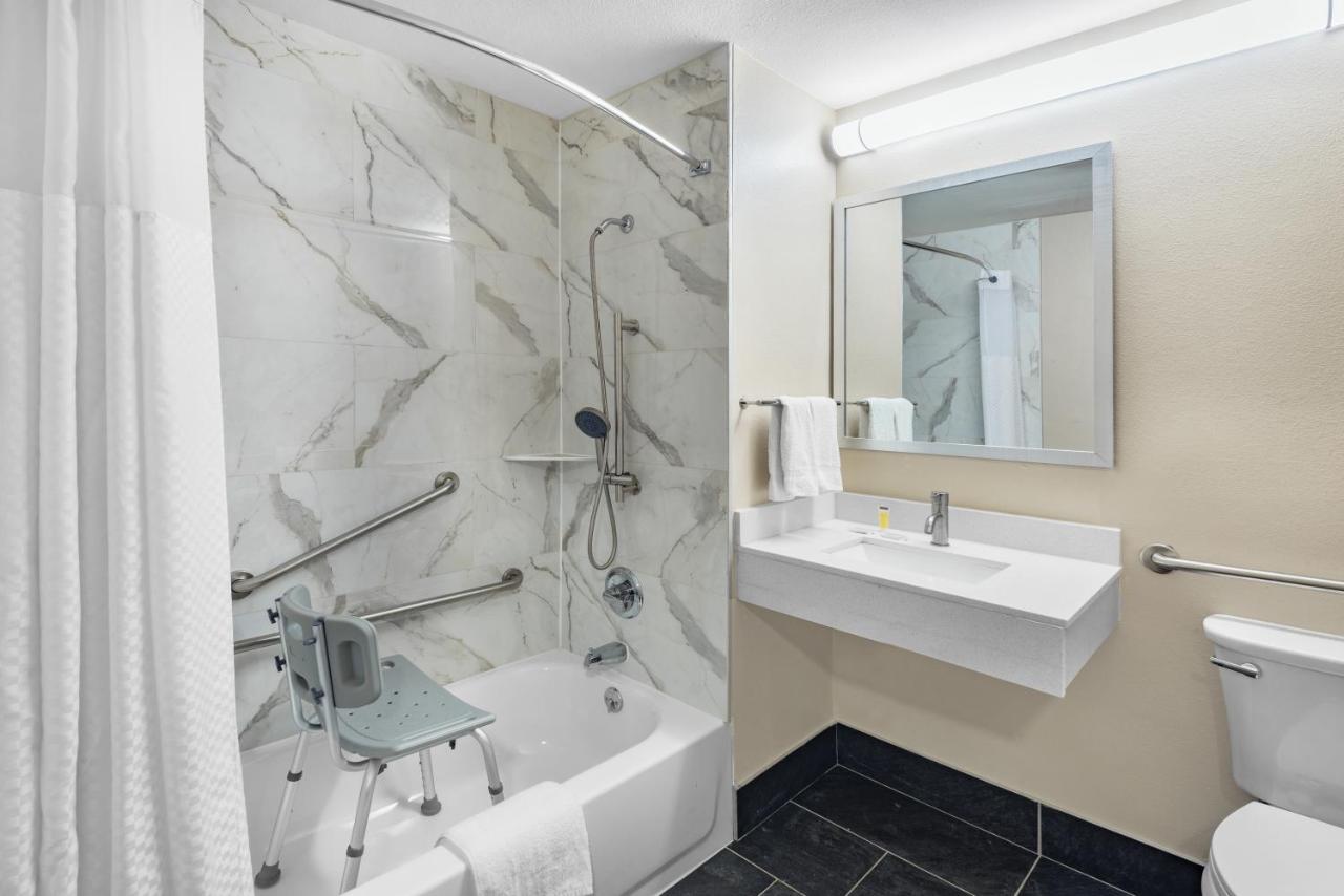 | Super 8 by Wyndham Charlottesville