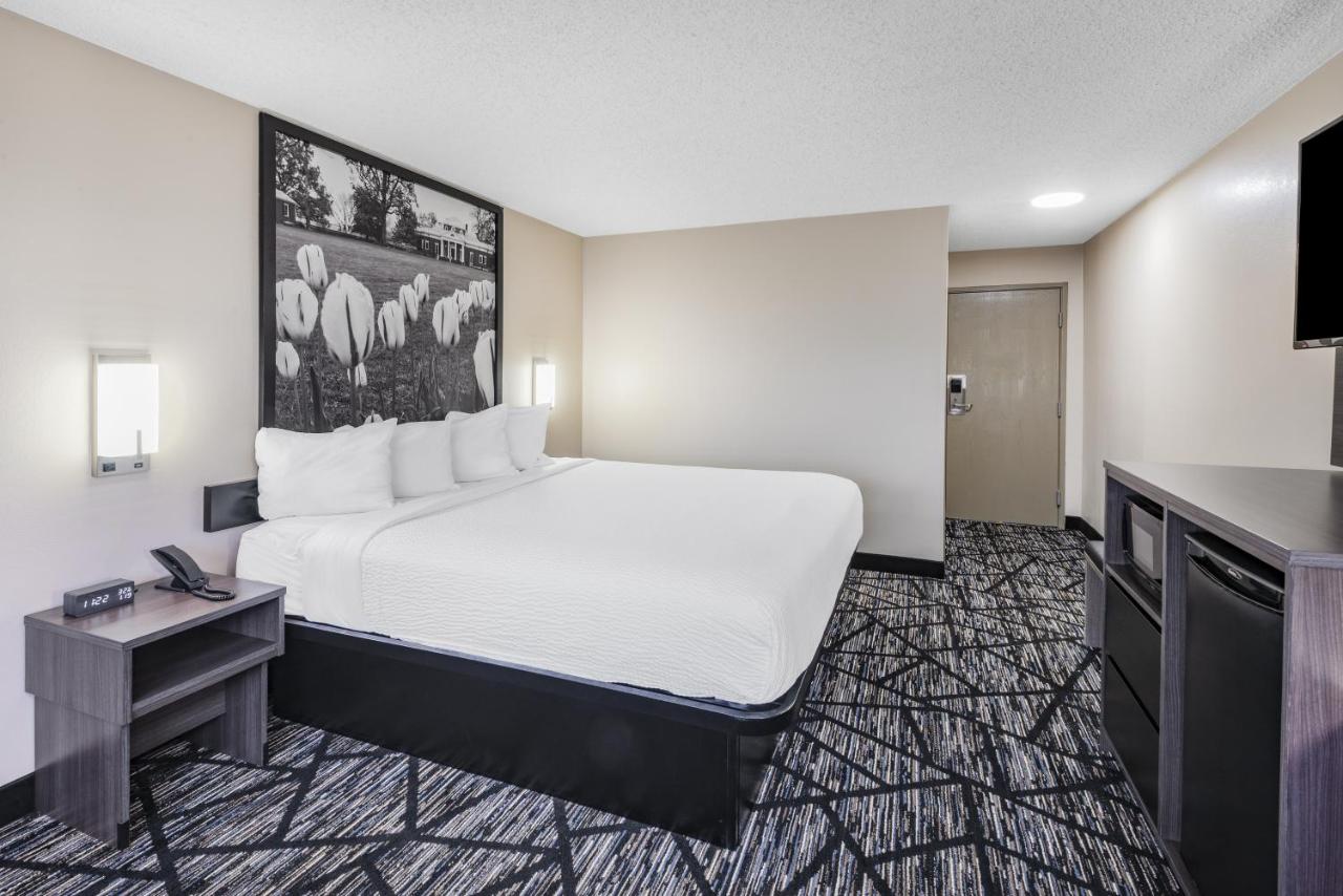 | Super 8 by Wyndham Charlottesville