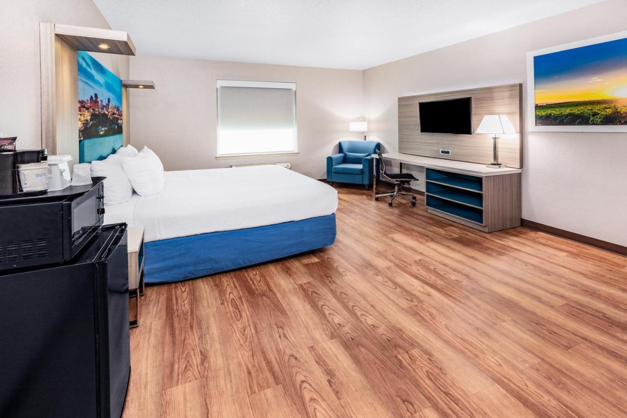 King Room - Mobility Access/Non-Smoking at Days Inn & Suites by Wyndham San Antonio near Frost Bank Center