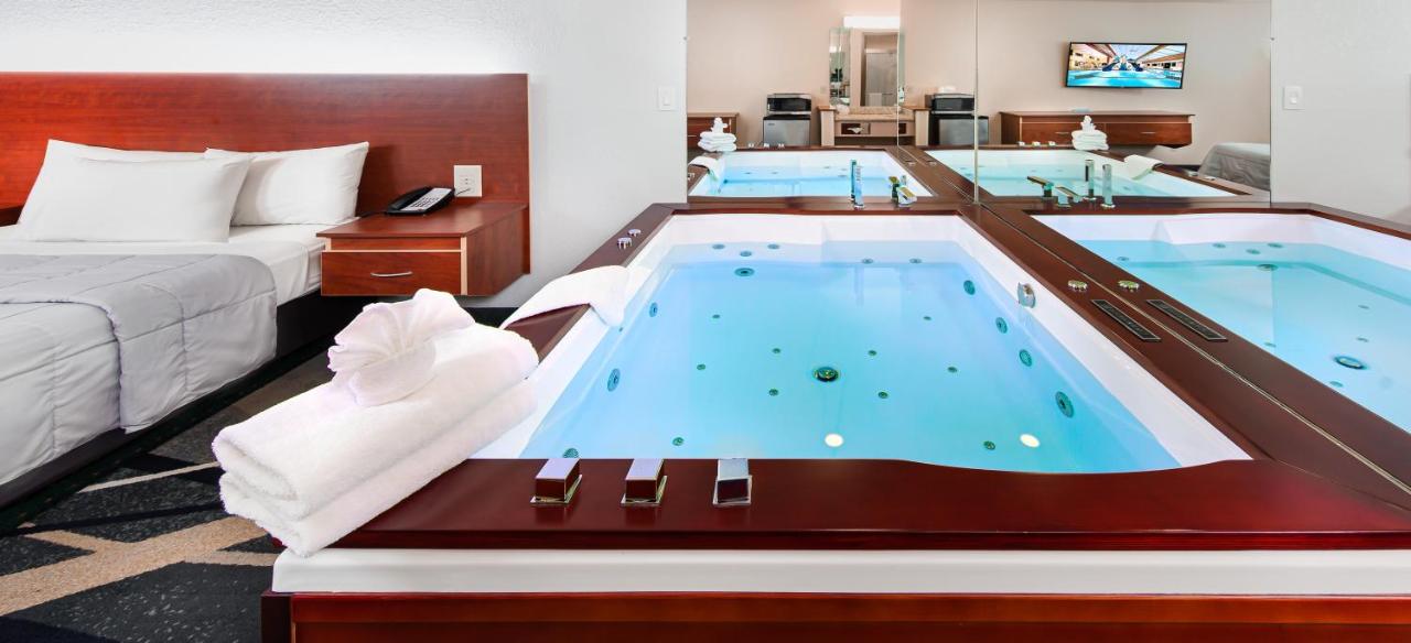 | Grand Marquis Waterpark Hotel & Suites