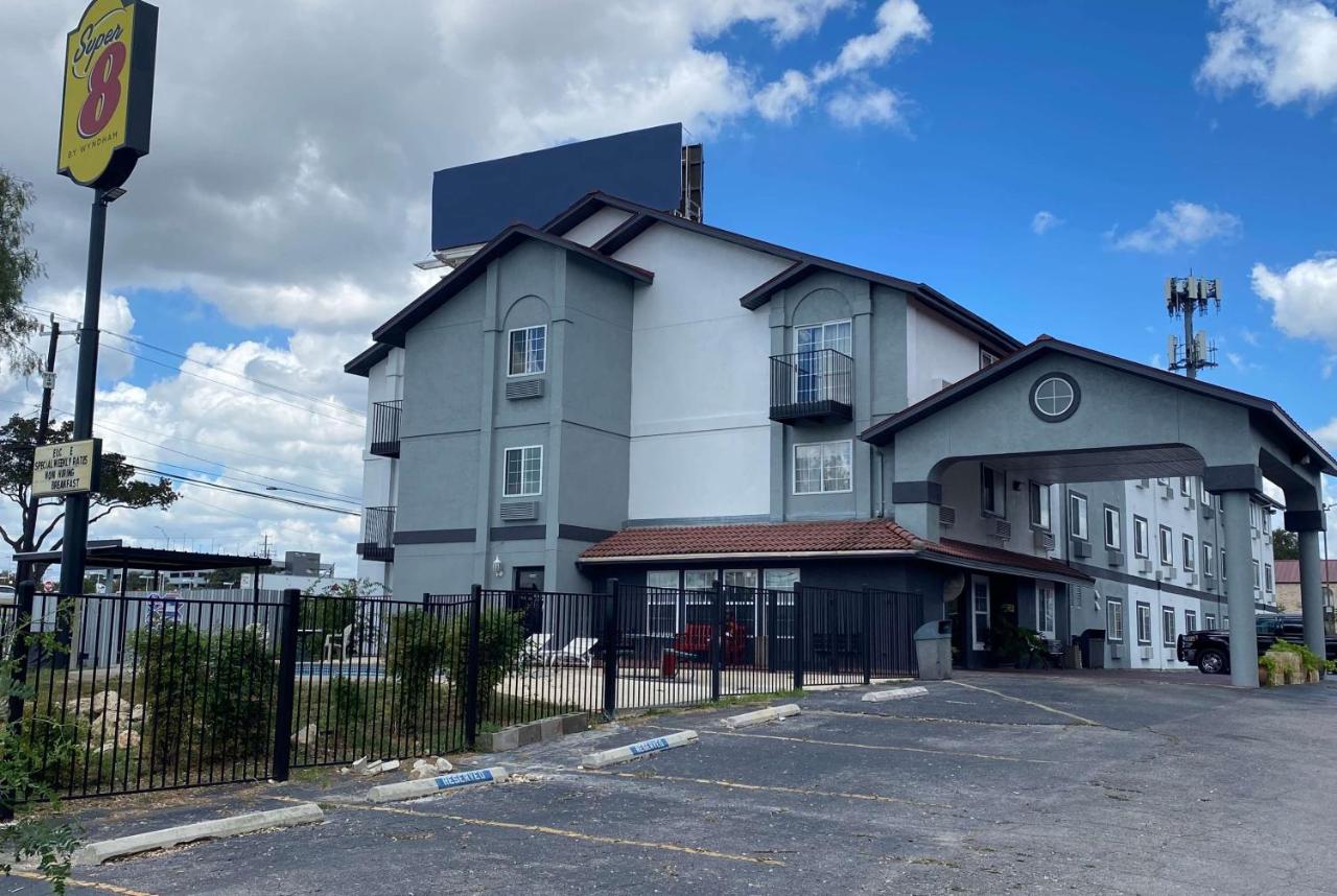 | Super 8 by Wyndham San Antonio/Fiesta
