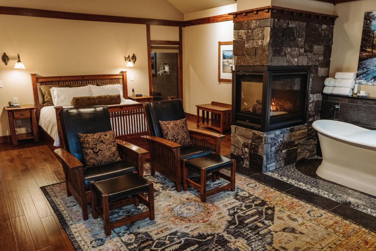 | FivePine Lodge