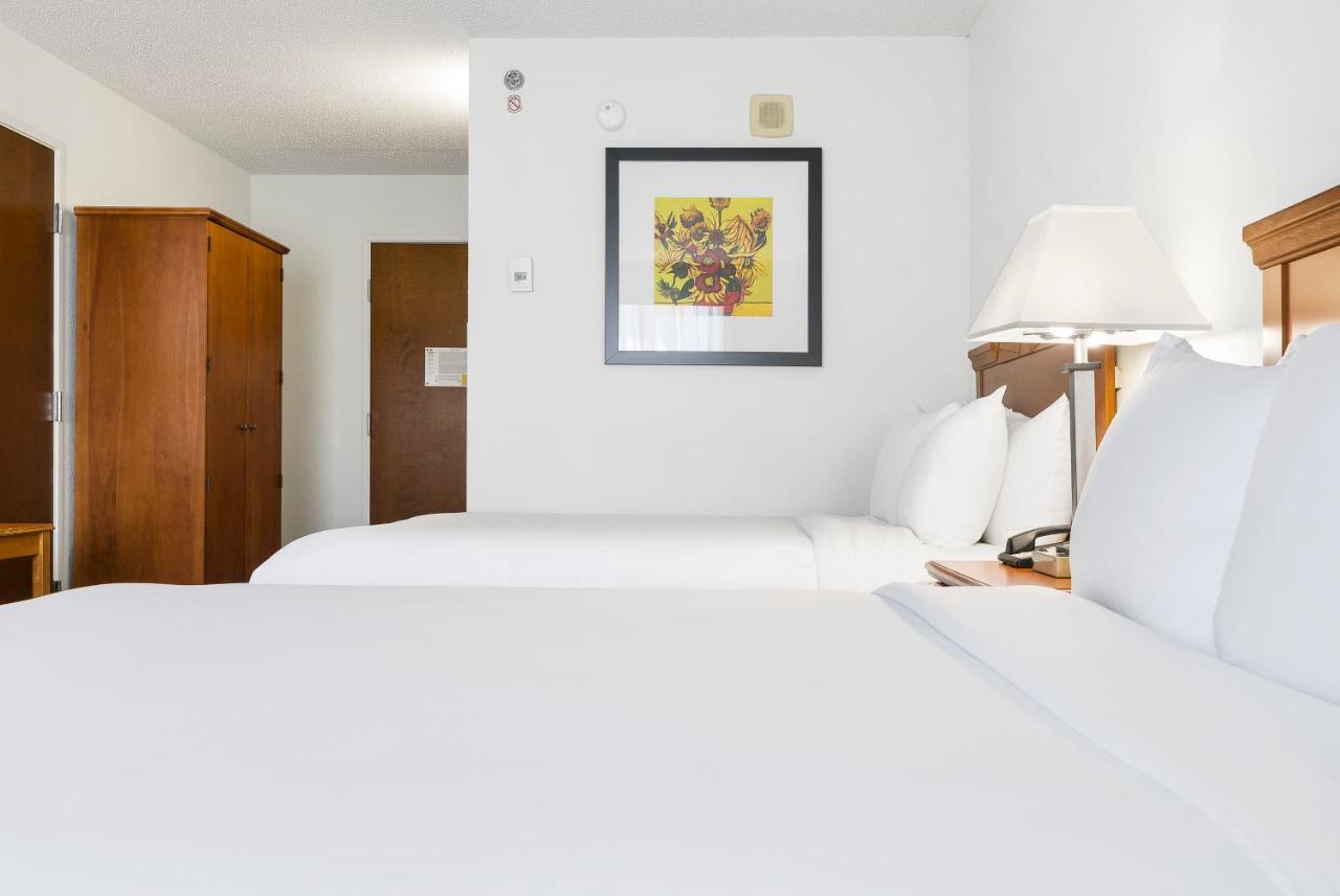 Standard Queen Room at Thousand Hills Resort Hotel