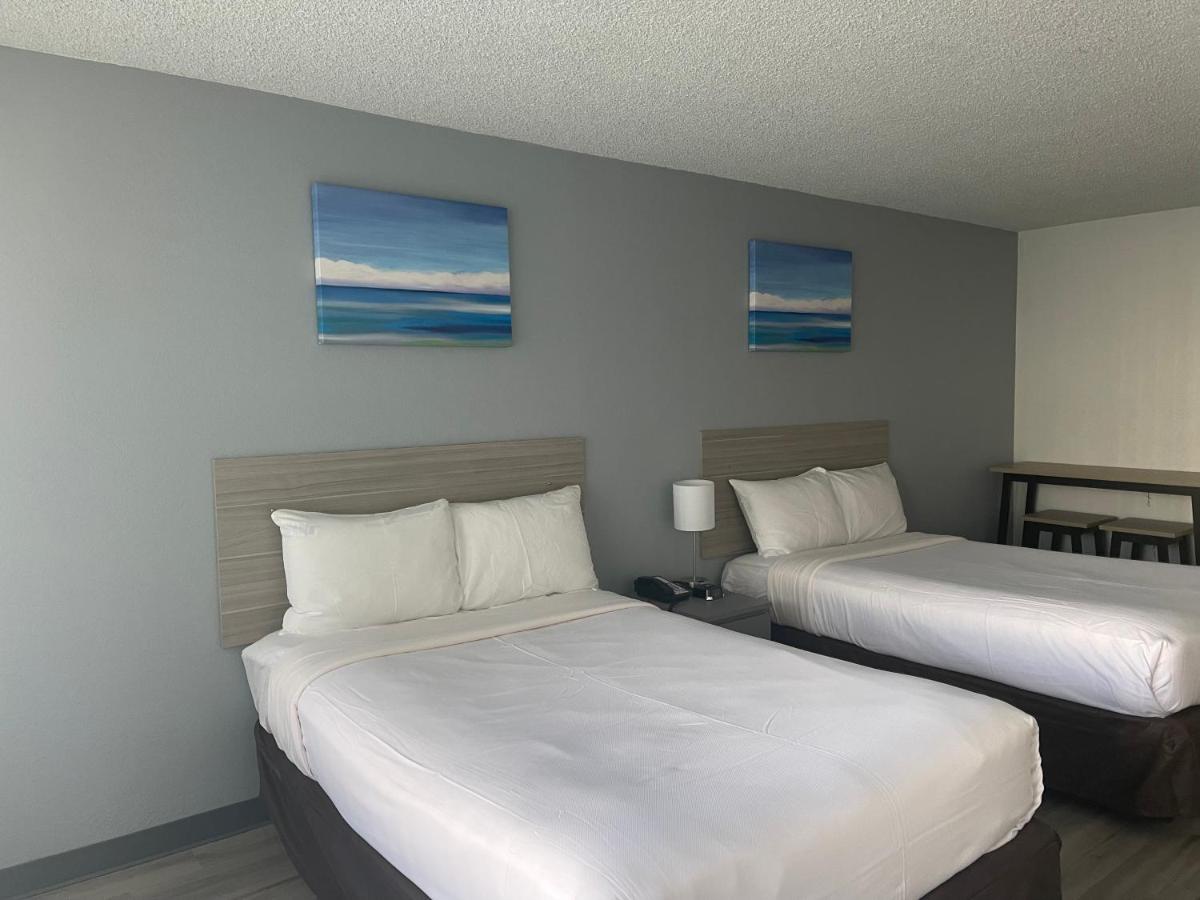 King Room with Roll-In Shower - Disability Access/Non Smoking at Suburban Studios Pueblo North