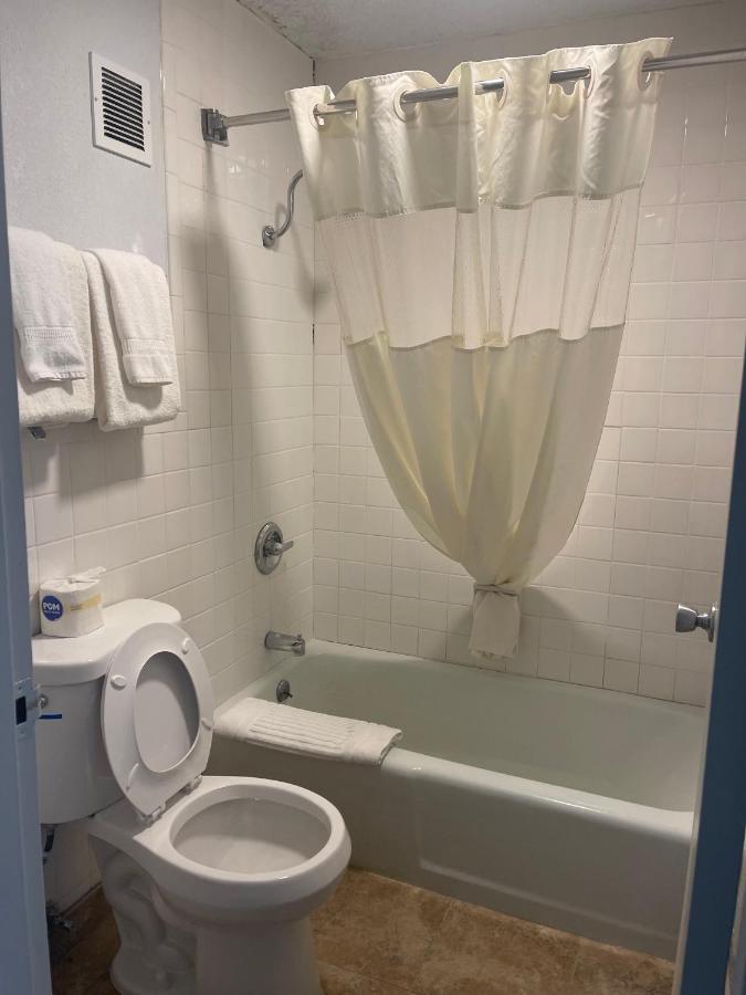 King Room - Non-Smoking at Suburban Studios Pueblo North