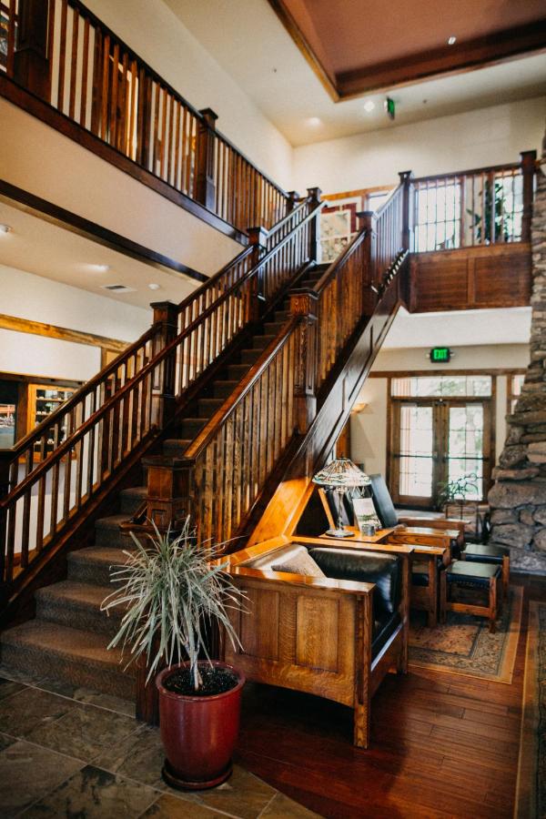 | FivePine Lodge