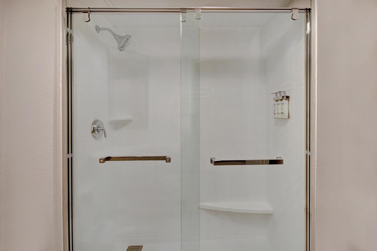Executive King room - Disability Access Hearing Accessible at Holiday Inn Express Rochester - University Area by IHG
