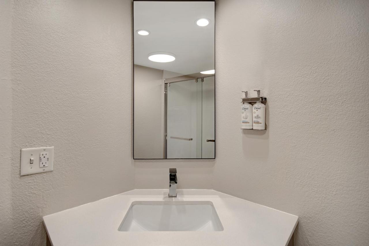 Executive King room - Disability Access Hearing Accessible at Holiday Inn Express Rochester - University Area by IHG