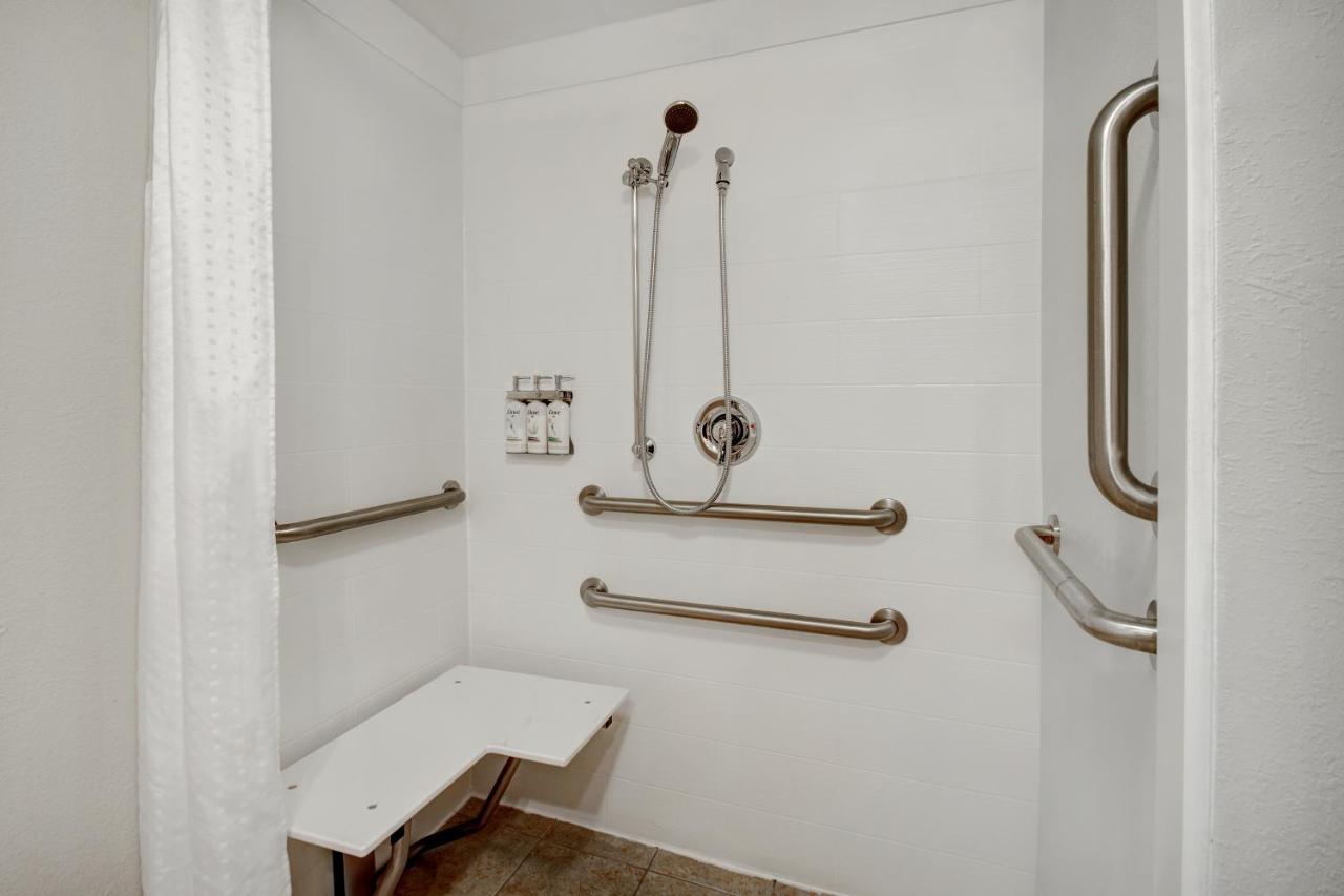Queen Room - Mobility Access Roll in Shower/Non-Smoking at Holiday Inn Express Rochester - University Area by IHG