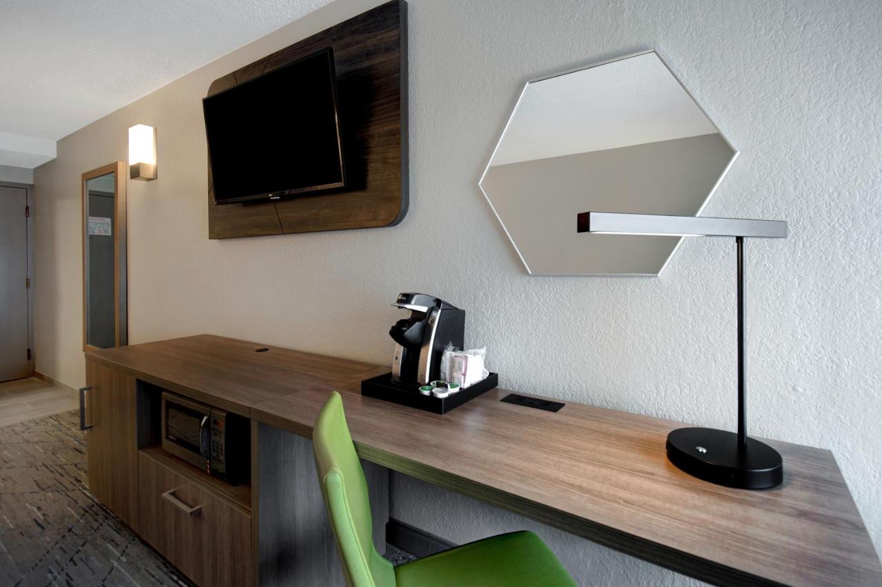 Executive King room - Disability Access Hearing Accessible at Holiday Inn Express Rochester - University Area by IHG