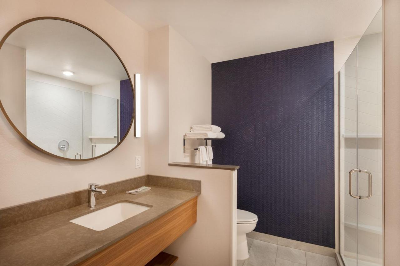 Guest Room, 1 King at Fairfield Inn & Suites by Marriott Fresno North/Shaw Avenue