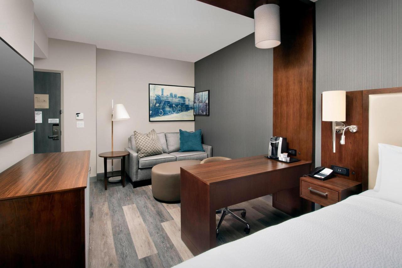 King Suite with Sofa Bed at SpringHill Suites by Marriott Atlanta Downtown