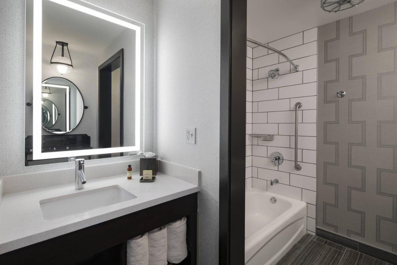 Guest Room, 1 King at The Notary Hotel, Philadelphia, Autograph Collection by Marriott