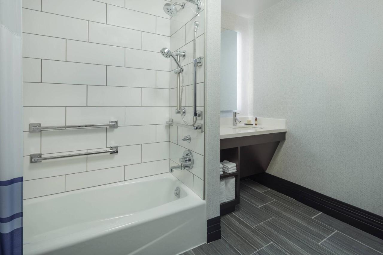 Guest Room, 1 King at The Notary Hotel, Philadelphia, Autograph Collection by Marriott