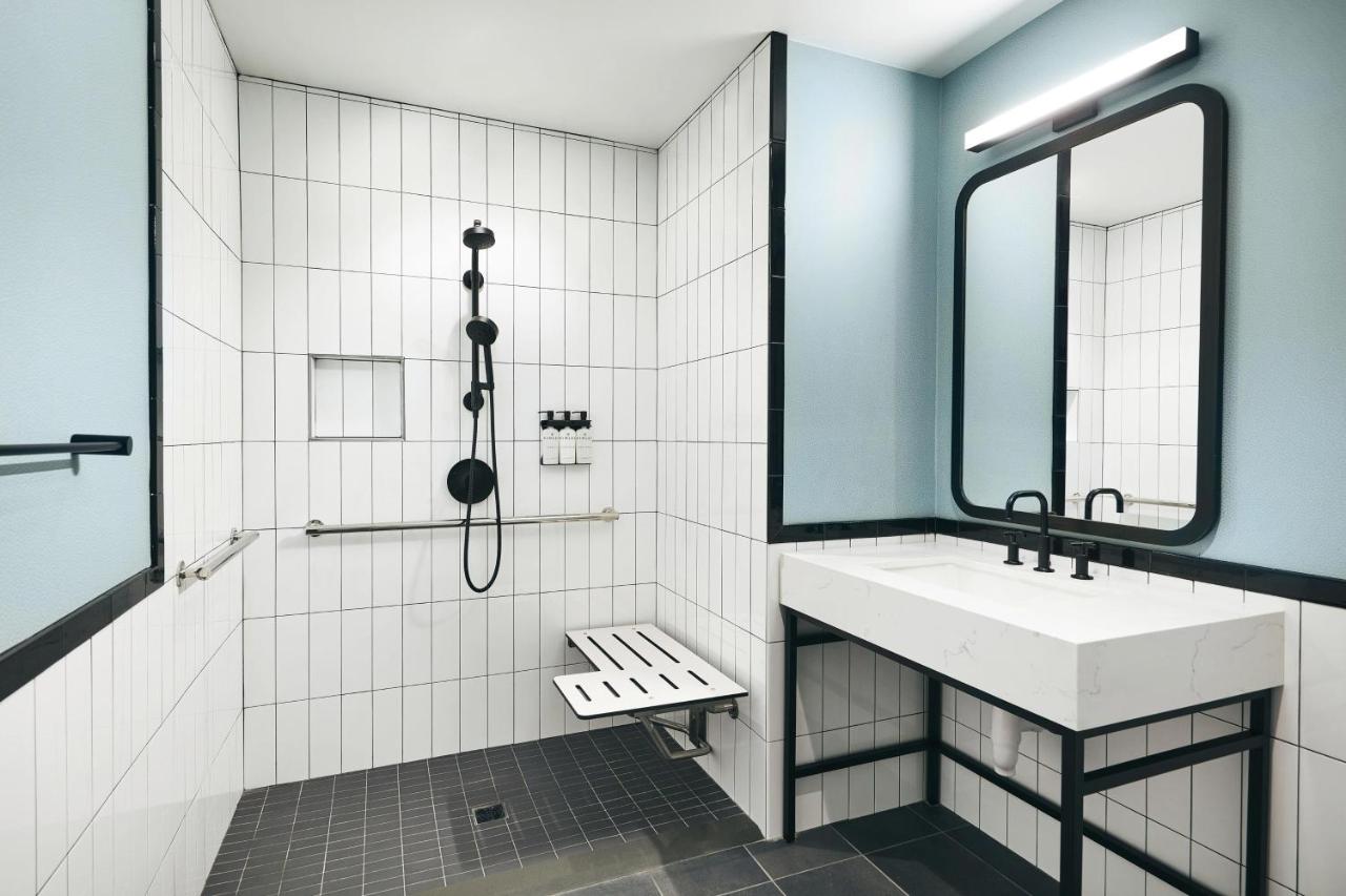 Queen Guest Room at Kinley Cincinnati Downtown, a Tribute Portfolio Hotel