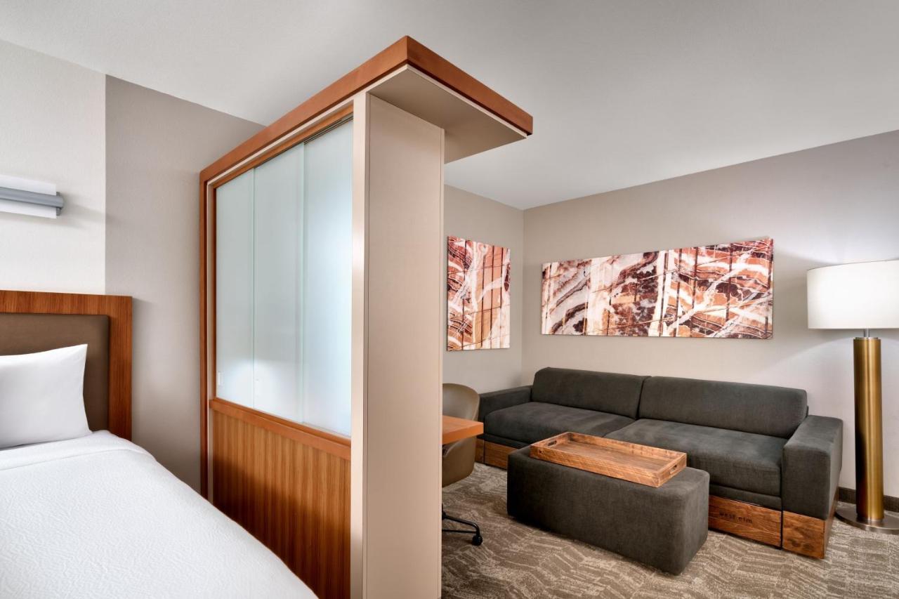 Deluxe Queen Studio with Trundle Bed at SpringHill Suites by Marriott Las Vegas Convention Center