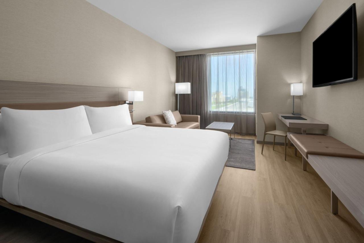 Guest Room with 1 King Bed, Sofa bed at AC Hotel by Marriott Miami Dadeland