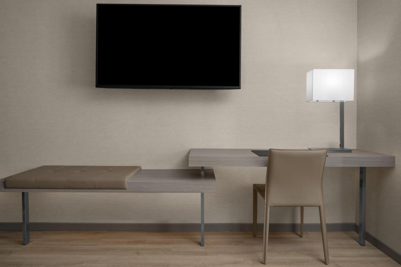 Guest Room with 1 King Bed, Sofa bed at AC Hotel by Marriott Miami Dadeland