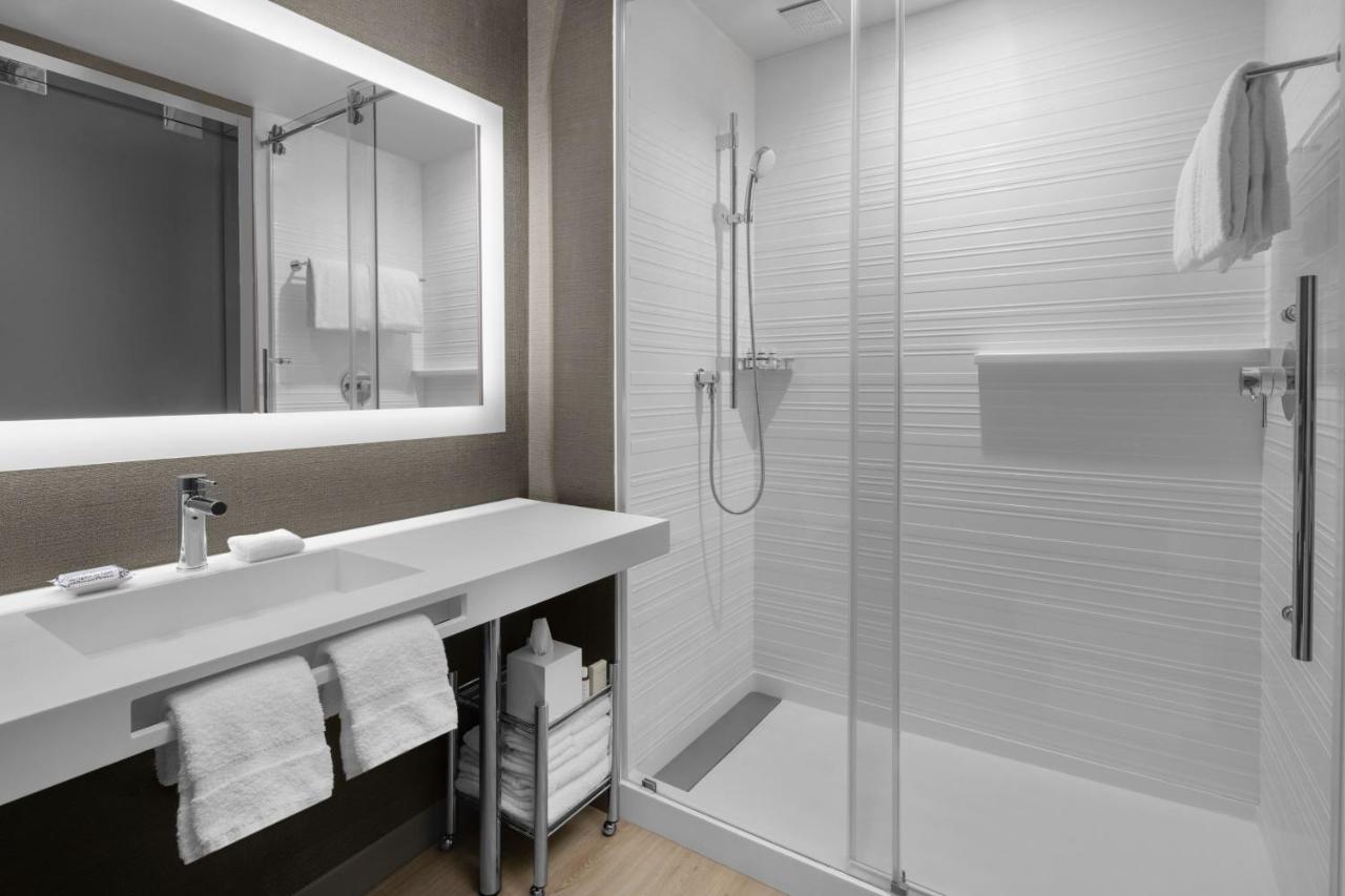 Guest Room with 1 King Bed, Sofa bed at AC Hotel by Marriott Miami Dadeland