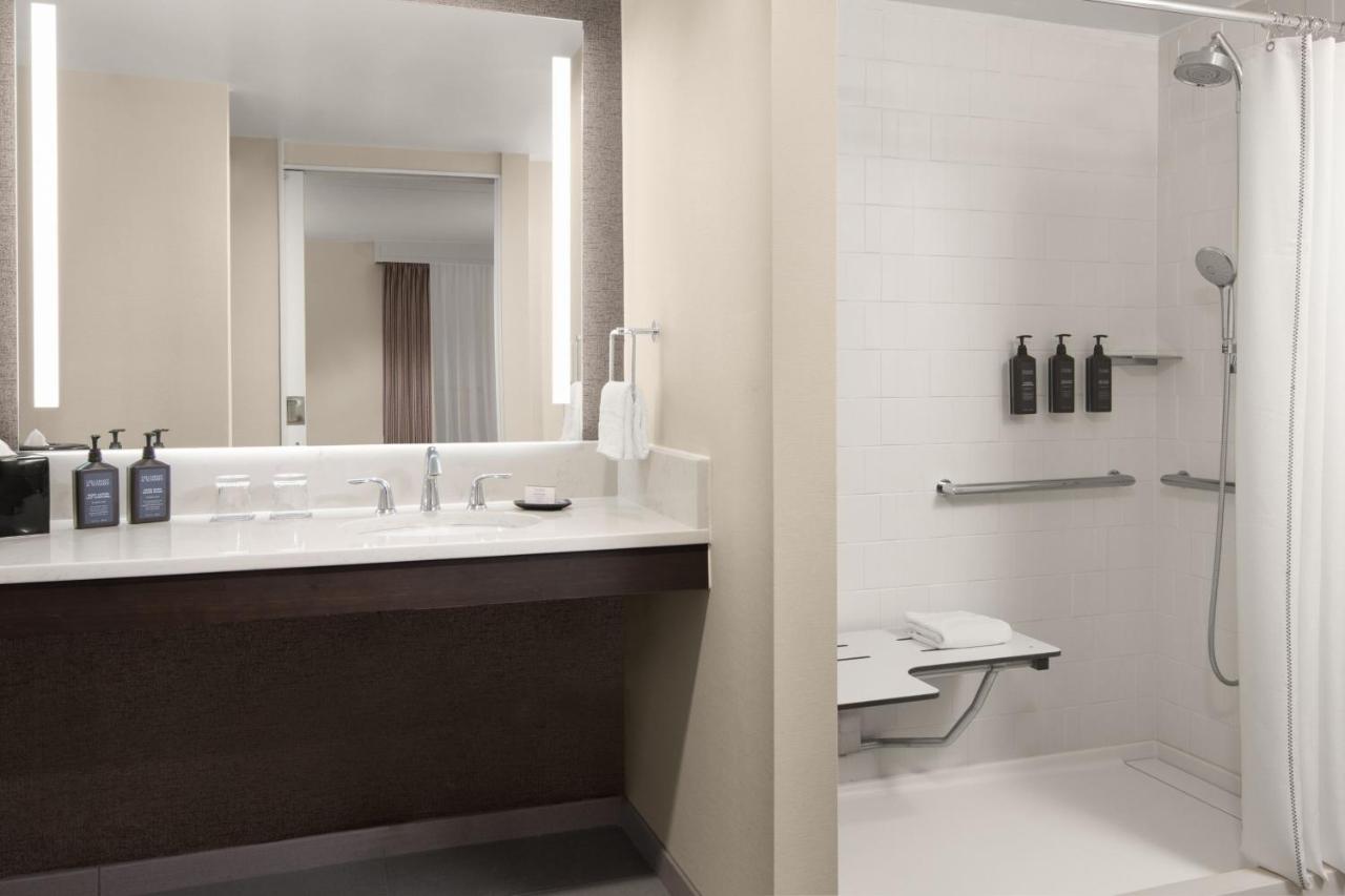 | Sheraton Milwaukee Brookfield