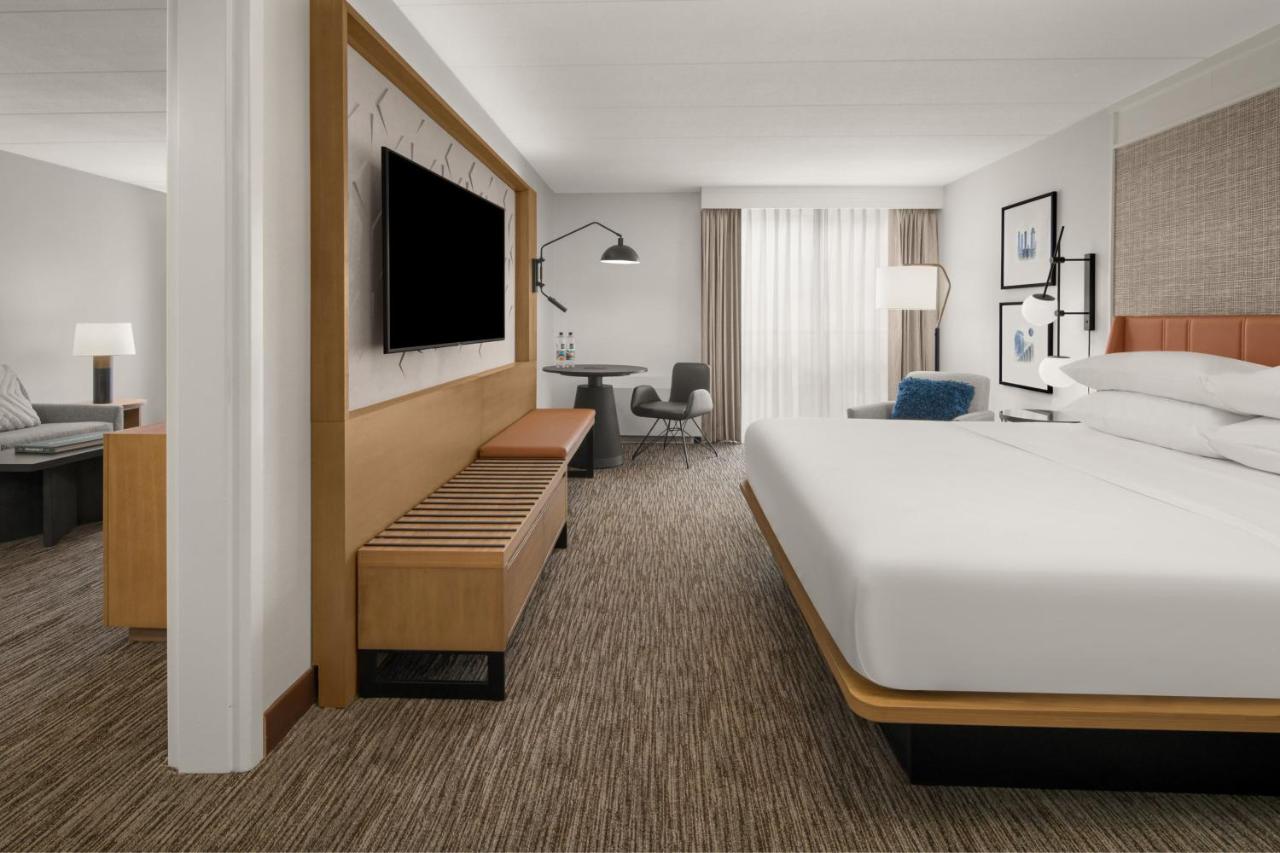 | Sheraton Milwaukee Brookfield