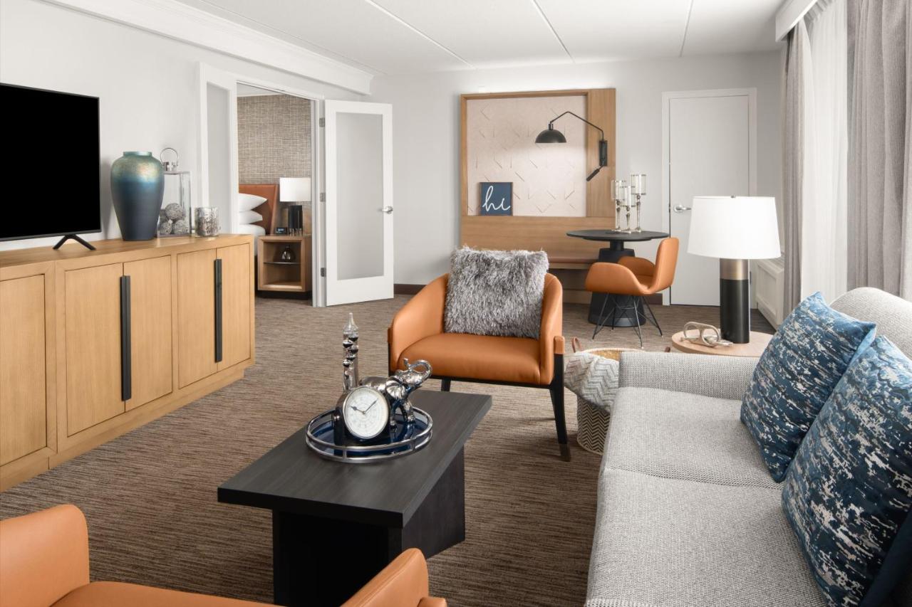 | Sheraton Milwaukee Brookfield