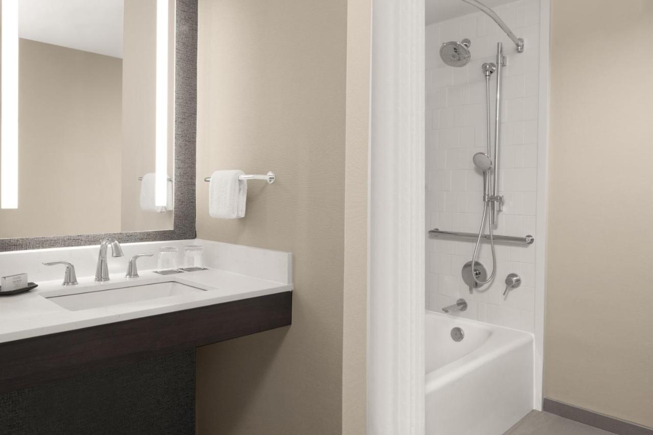 | Sheraton Milwaukee Brookfield