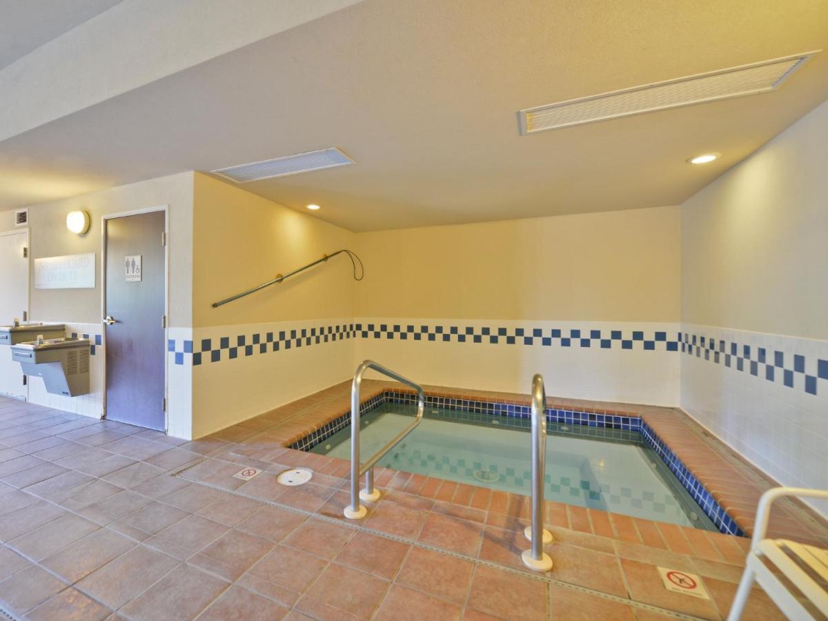  | Clubhouse Inn