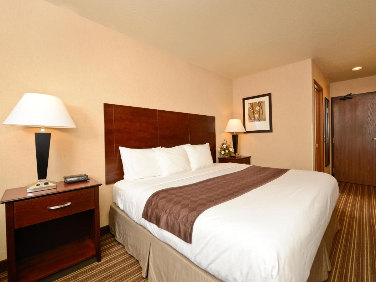 | Yellowstone West Gate Hotel