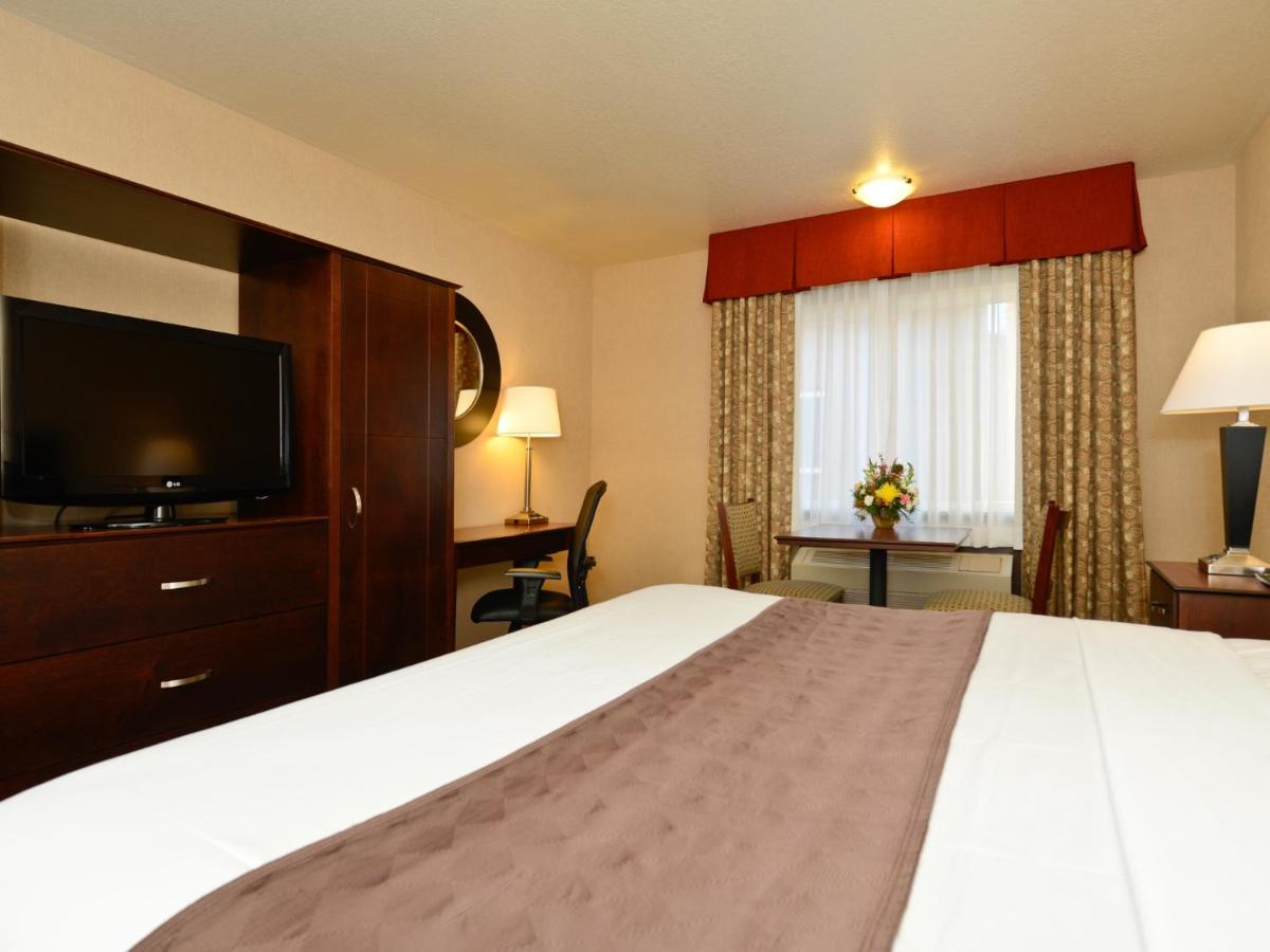 | Yellowstone West Gate Hotel