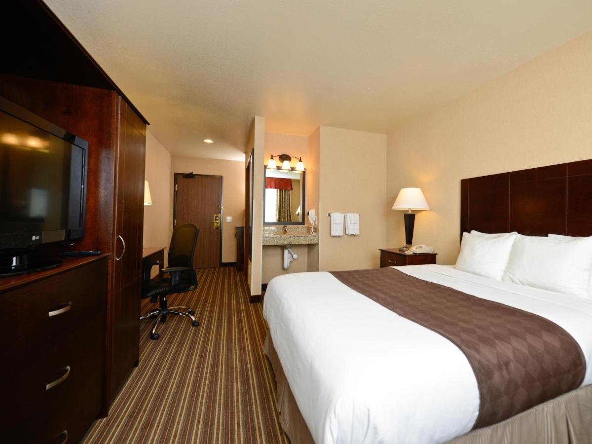 | Yellowstone West Gate Hotel