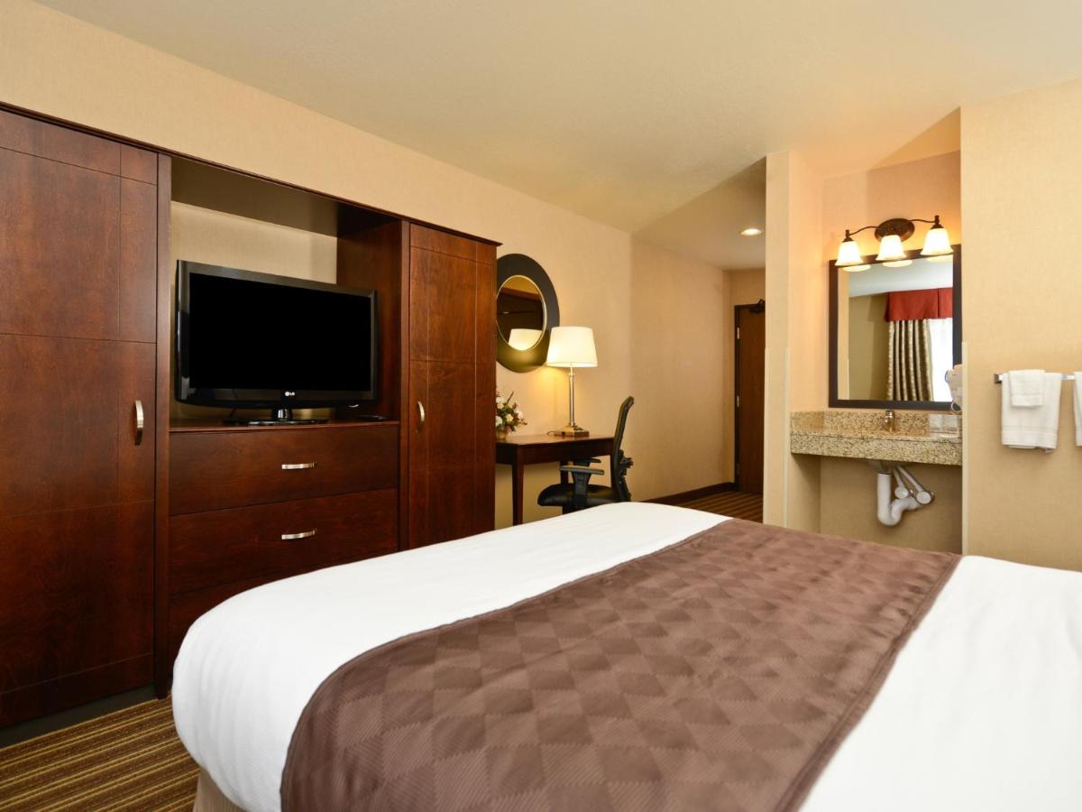 | Yellowstone West Gate Hotel