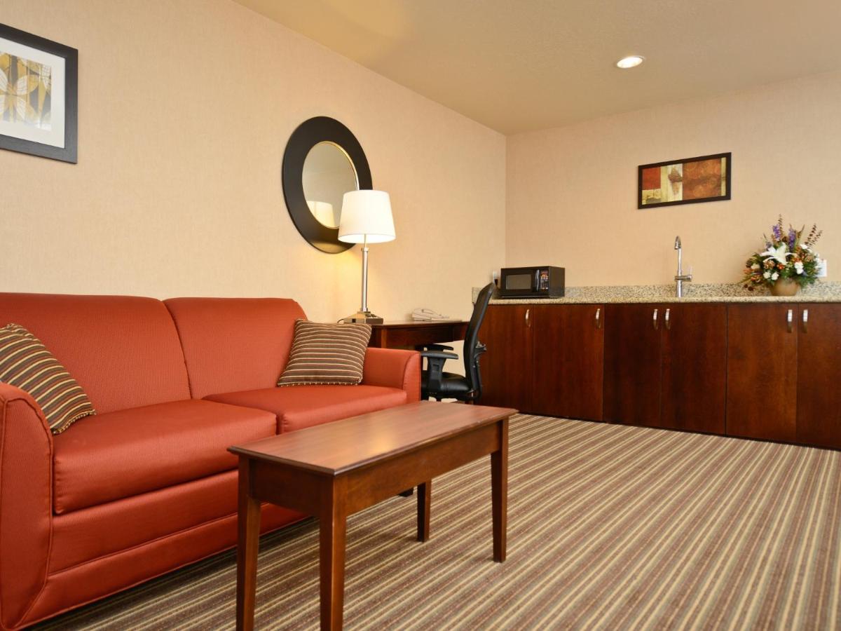 | Yellowstone West Gate Hotel