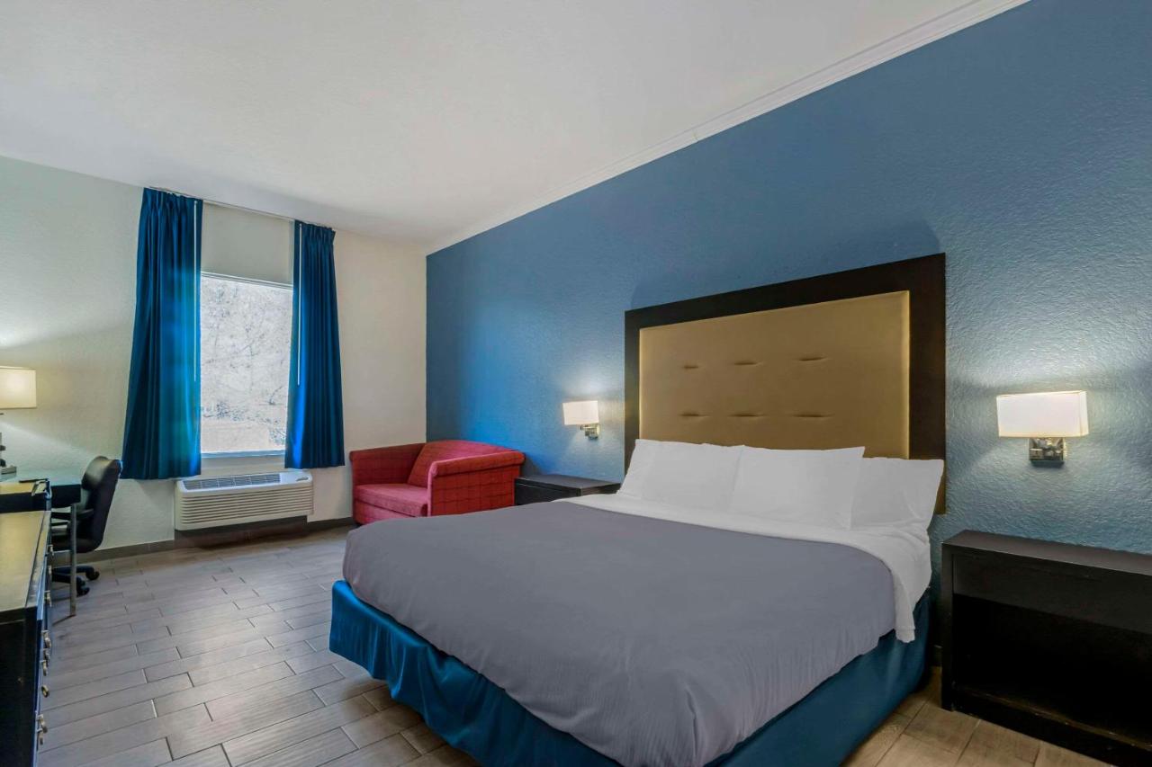 | Rodeway Inn Wesley Chapel