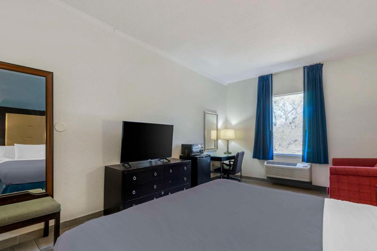 | Rodeway Inn Wesley Chapel