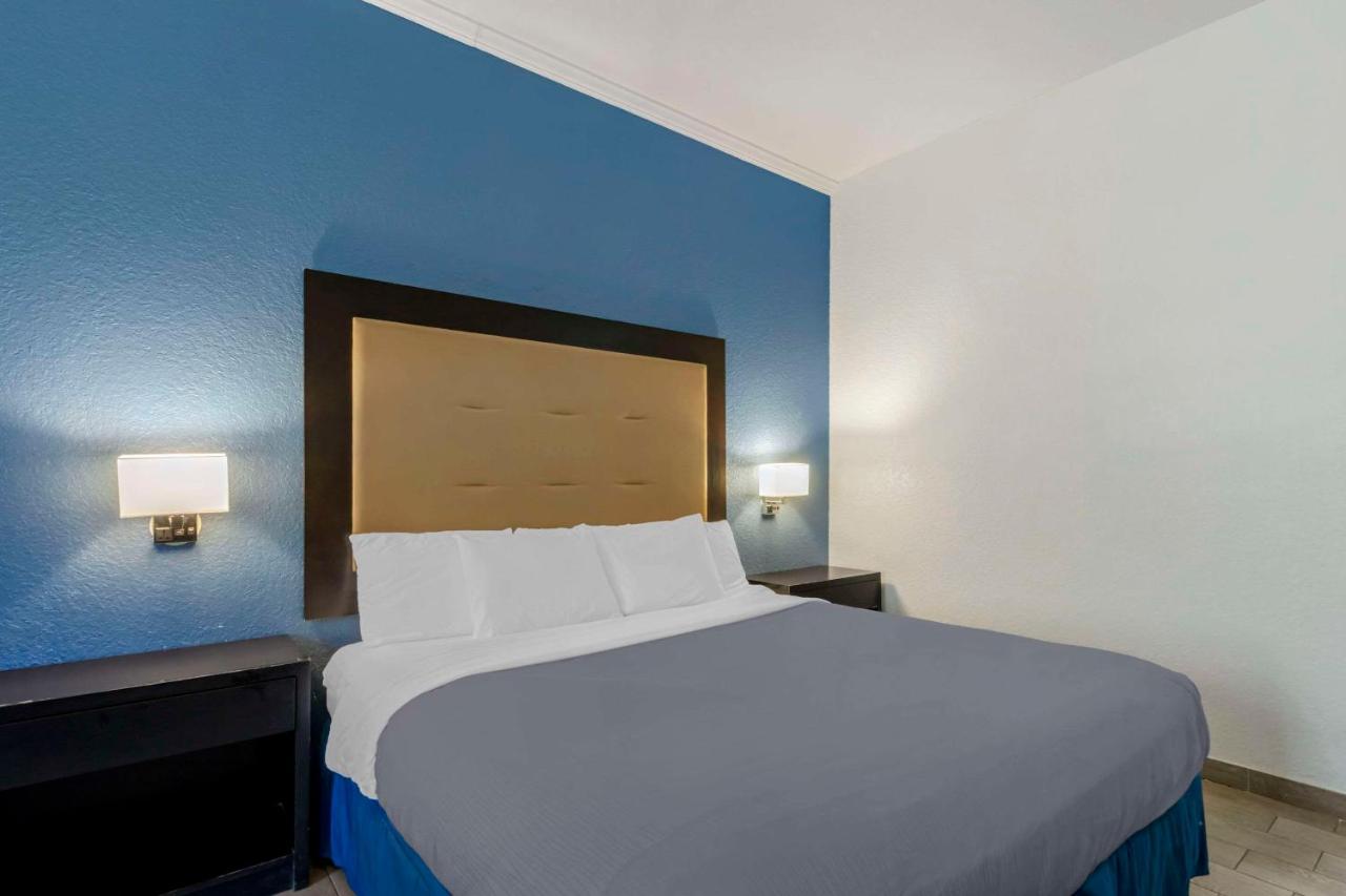 | Rodeway Inn Wesley Chapel