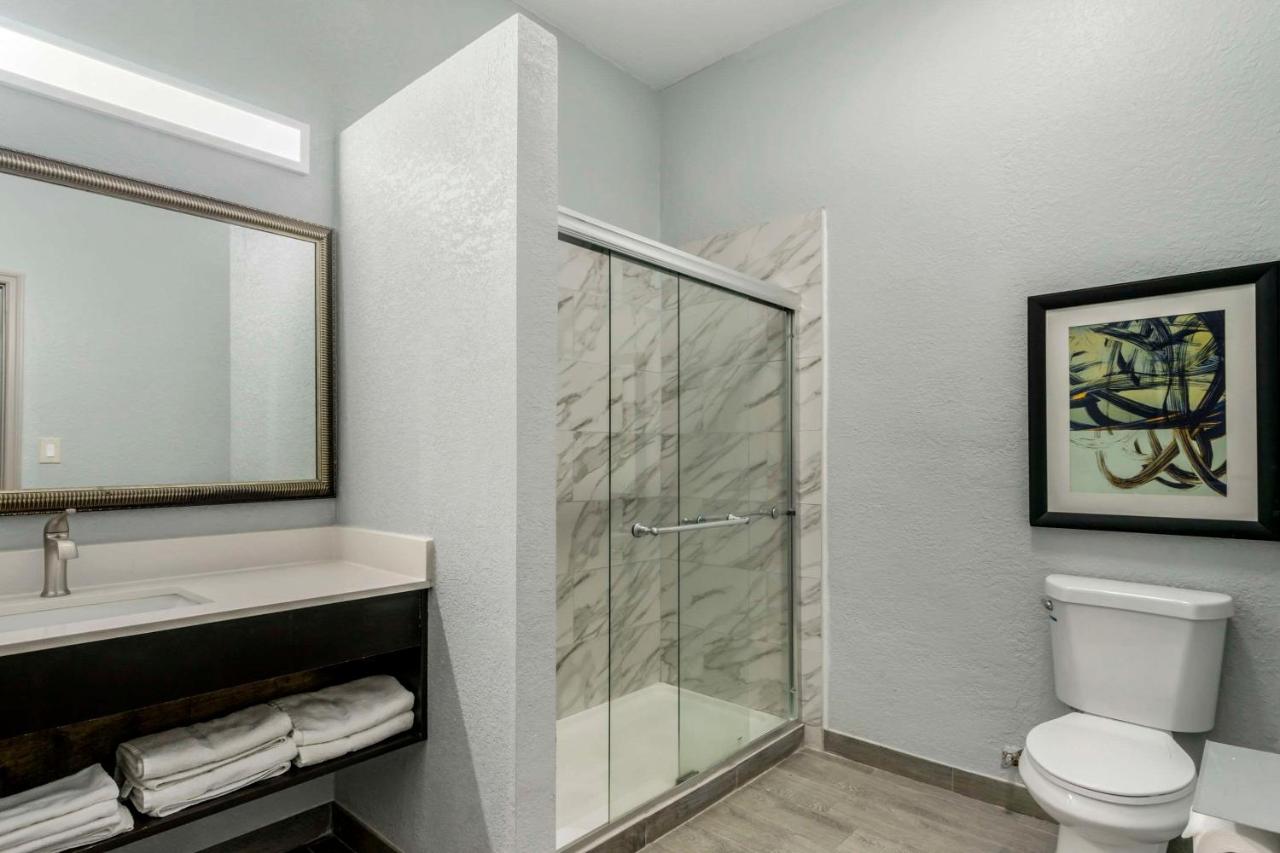 | Rodeway Inn Wesley Chapel