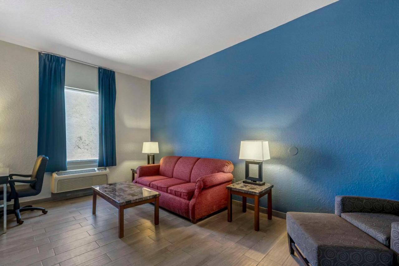 | Rodeway Inn Wesley Chapel