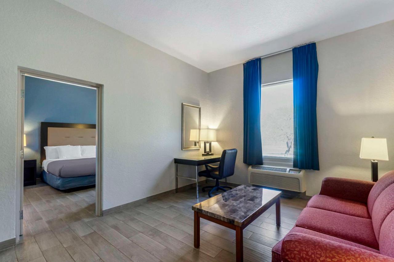 | Rodeway Inn Wesley Chapel