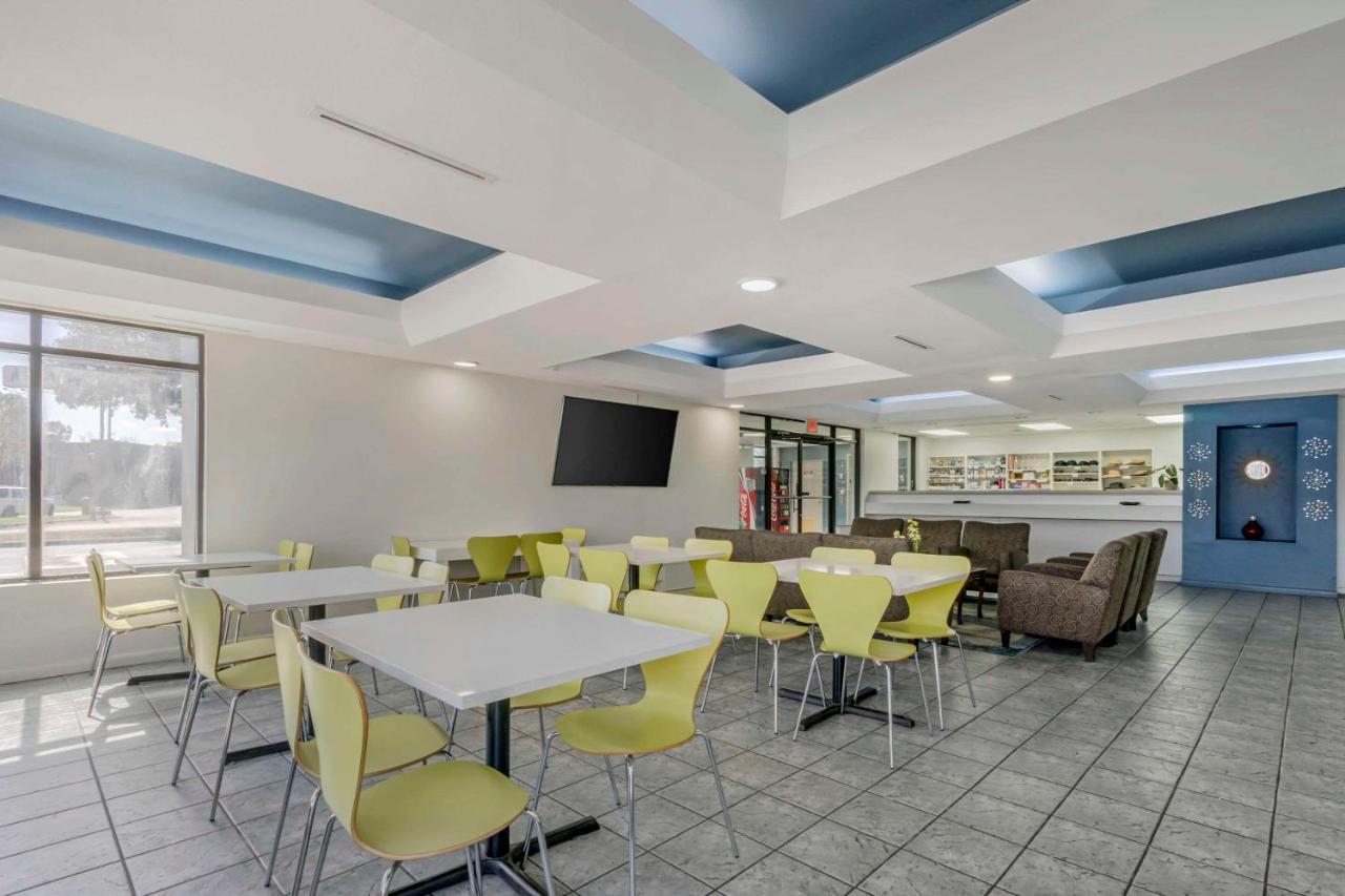 | Rodeway Inn Wesley Chapel